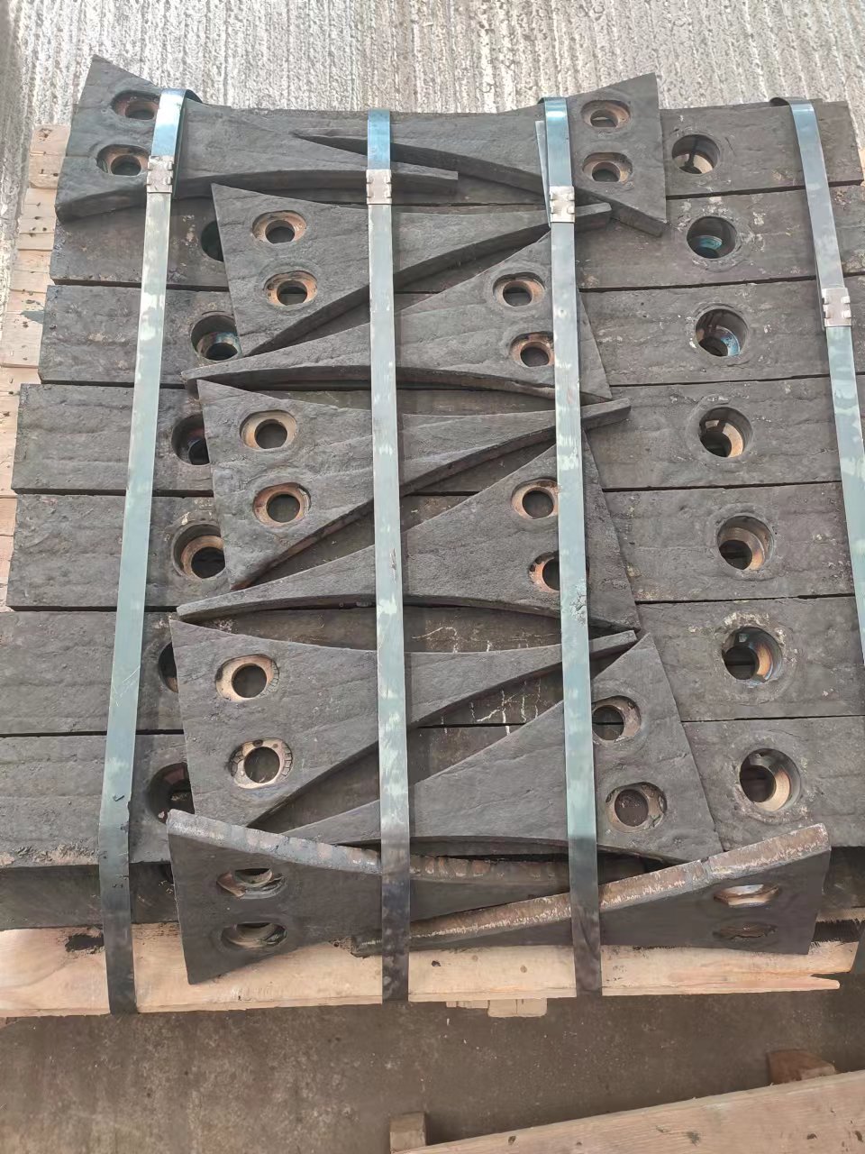 新疆堆焊耐磨钢板8+8