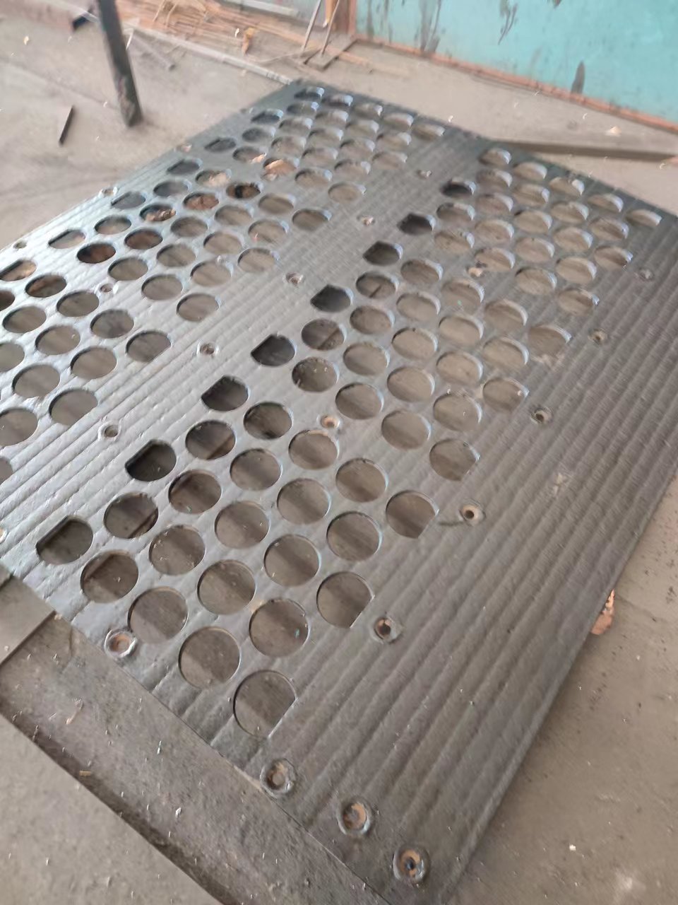 新疆耐磨复合板，堆焊耐磨板