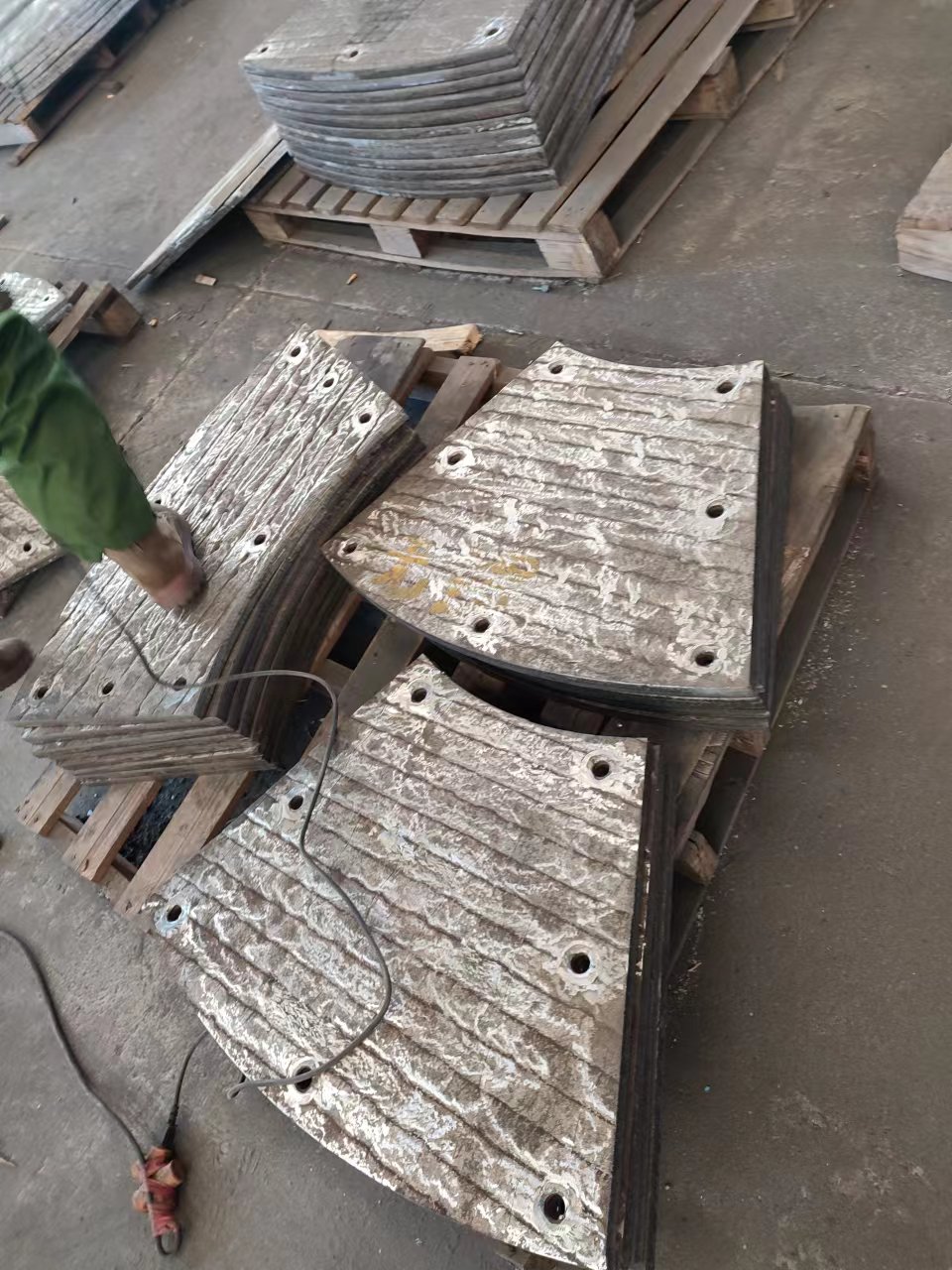 新疆高铬合金耐磨板，堆焊耐磨板