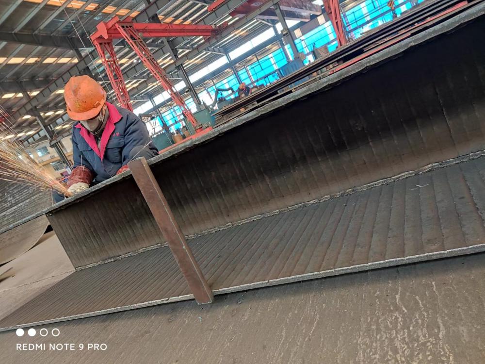 新疆堆焊耐磨板溜槽，溜槽衬板