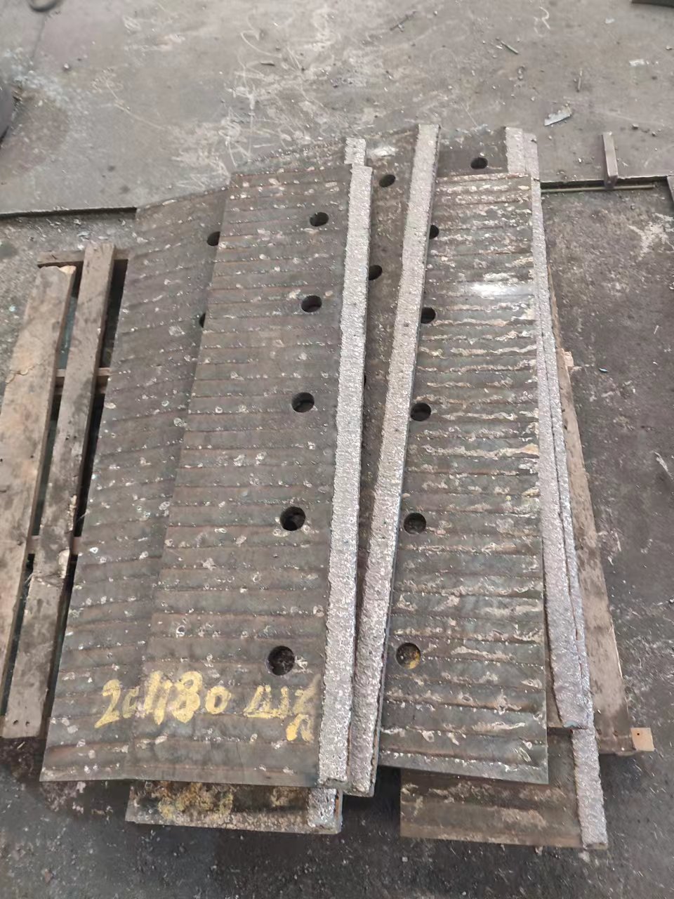 新疆挖斗机衬板挖斗机耐磨衬板堆焊耐磨板