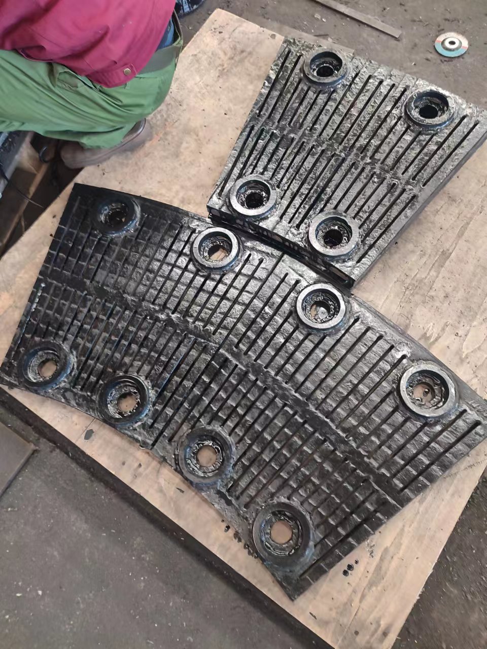 新疆碳化铬耐磨板，堆焊耐磨管